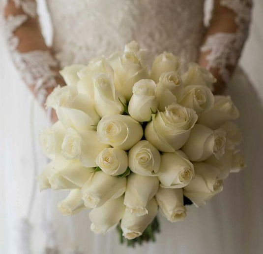 Arreglos de rosas blancas para novias